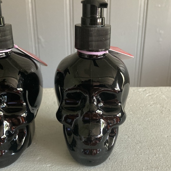 NWT 2 Pomegranate Vanilla Scented Black Skull 💀 Decorative Hand Soap Pumps 17.2 - Picture 5 of 17